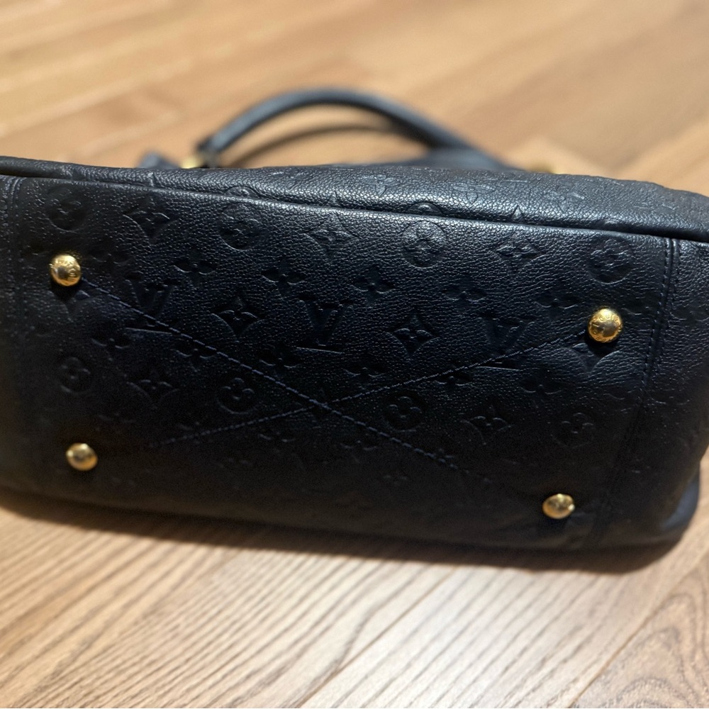 Louis Vuitton Black Shoulder Bag with Gold Accents - Picture 4 of 5